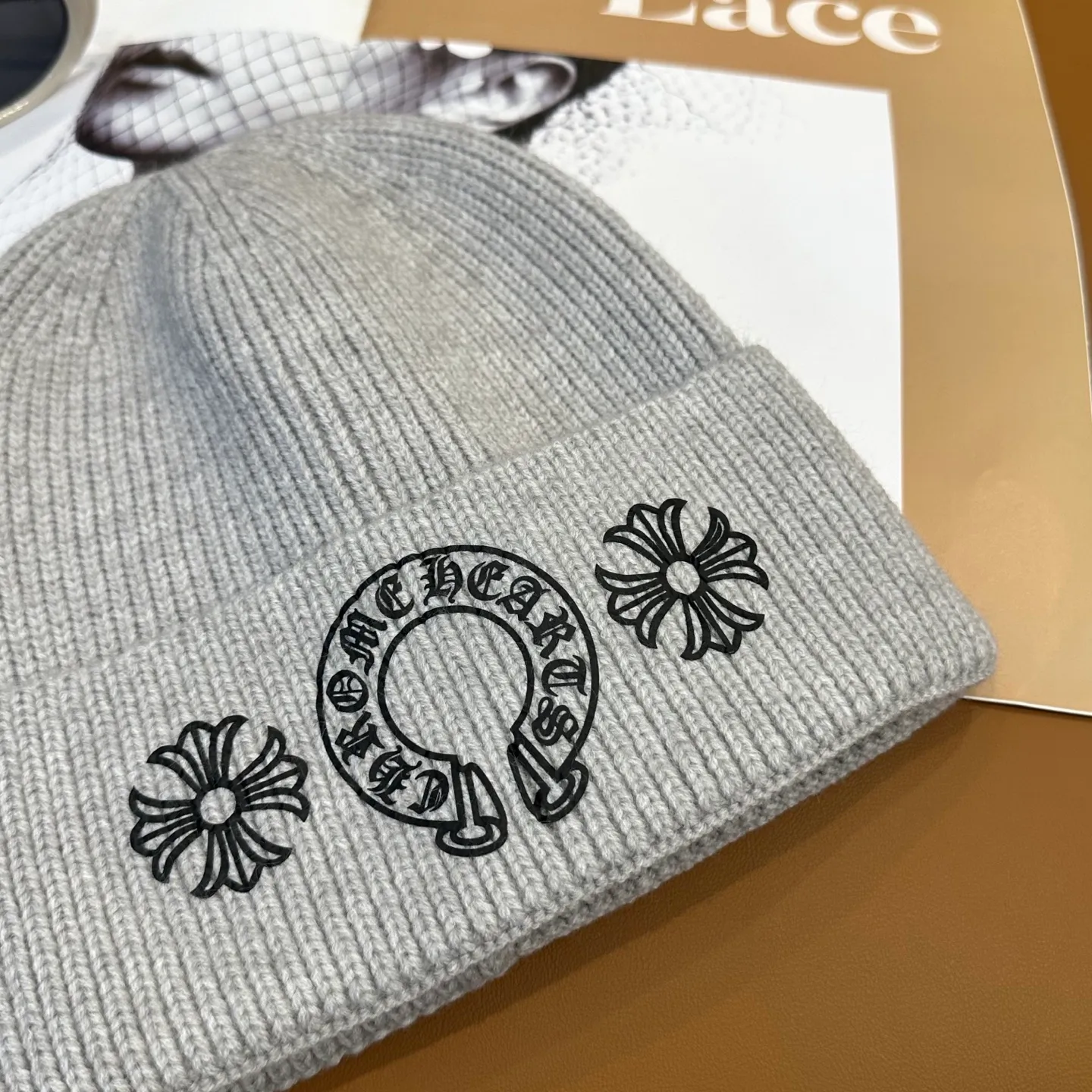 P50 🤍Chrome hearts new autumn and winter cross knitted hat🧶 One of the must-have hats in autumn and winter~ It really looks good on whoever wears it~, it is also a perfect match in black and white and gray in autumn~